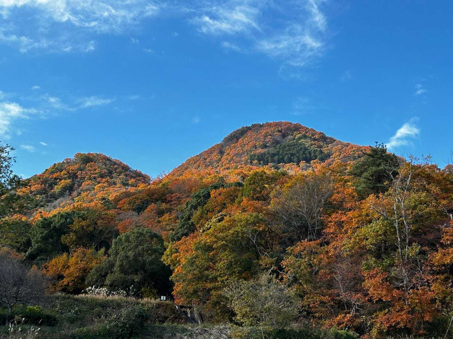 葛城修験の経塚と寺院、雄岳と雌岳の二上山の写真