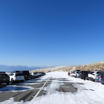 車山肩駐車場🅿️に到着。
到着は9時半頃。
30台くらい停まっていましたが、広いので余裕で駐車できました。