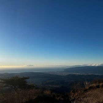 昨日までの曇天で積雪を心配したものの、山頂も降雨で済んだらしい。
足元の凍結には閉口したが、雨上がりの素晴らしい眺望が拝めた