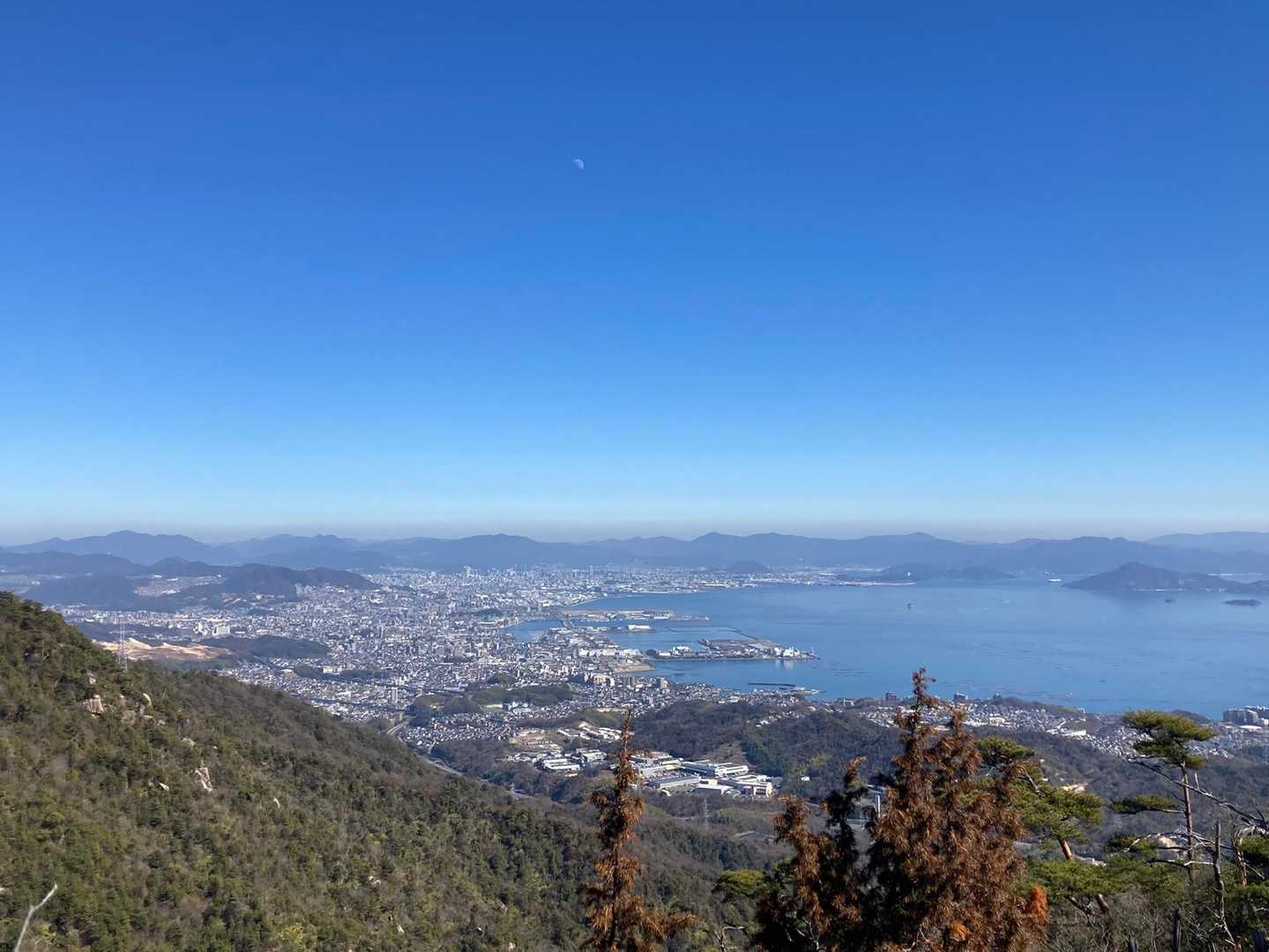 澄み渡る青空と広島市街👍🏻