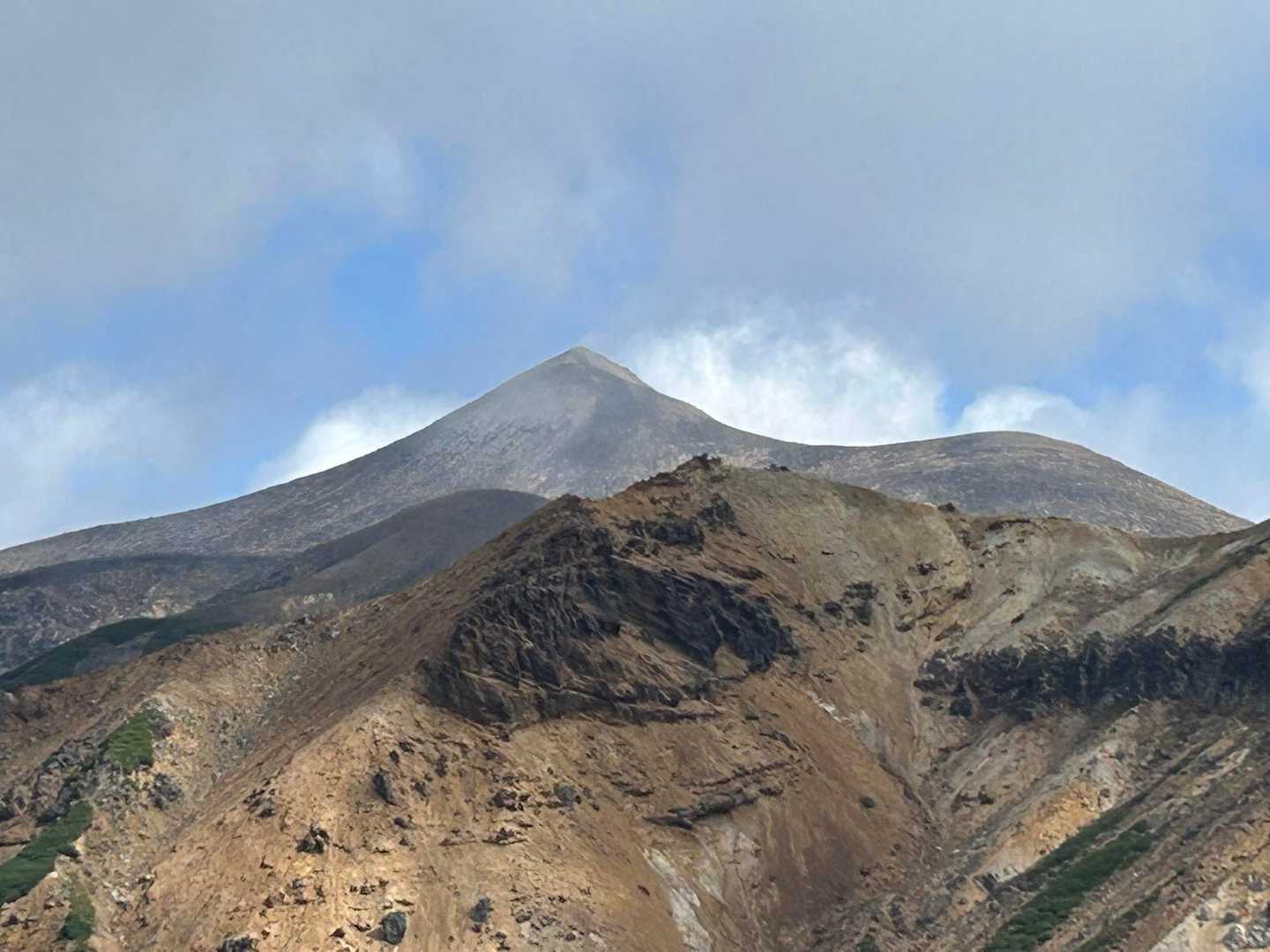 やっと十勝岳山頂見えました。
