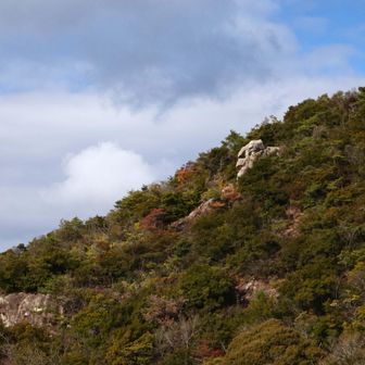 天狗岩。一般的に想像する鼻の長い天狗ではなくカラス天狗。天狗というよりグリーンゴブリンに見える。