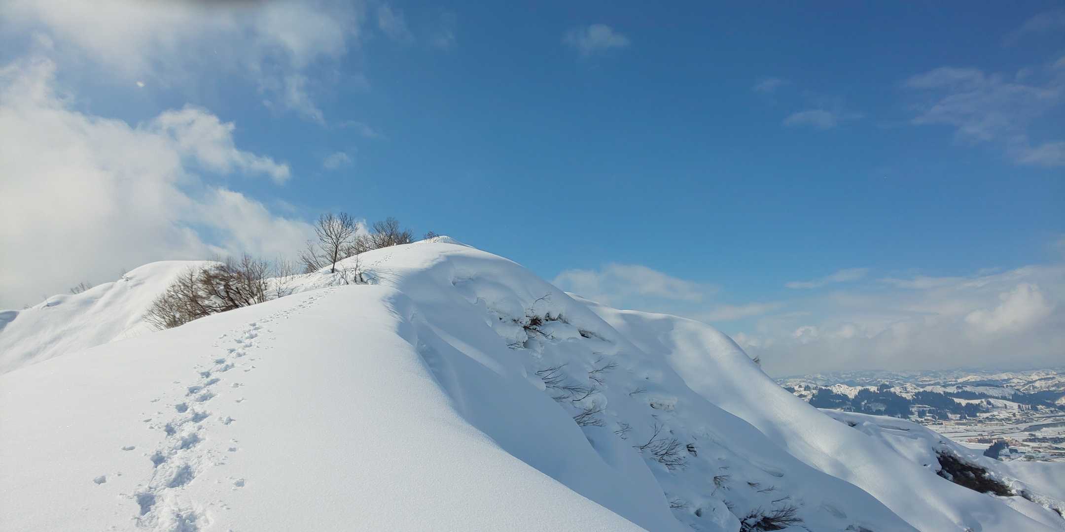 青空～😍
分岐から城山方面は、2~3人のトレースのみ。