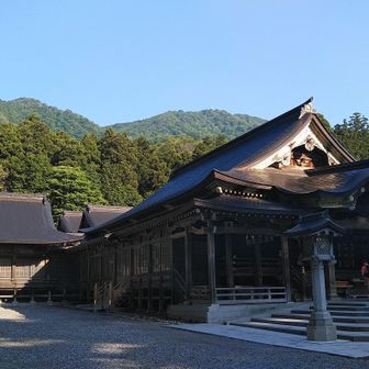 みなかみラフティングの後は、越後湯沢でえちごツーデーパスを購入してさらに北上。日が改まって越後国一之宮・彌彦神社。後から知ったことですが、こちらでは二礼四拍手一礼なのだとか。思いっ切り二拍手でやってしまいました(笑)。背後には多宝山。この左に弥彦山が連なっています。

🎫えちごツーデーパス
　https://www.jreast.co.jp/niigata/echigo-1day2daypass/