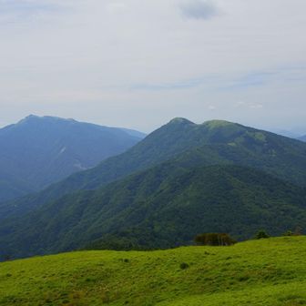 手前に塔丸と奥には三嶺⛰️