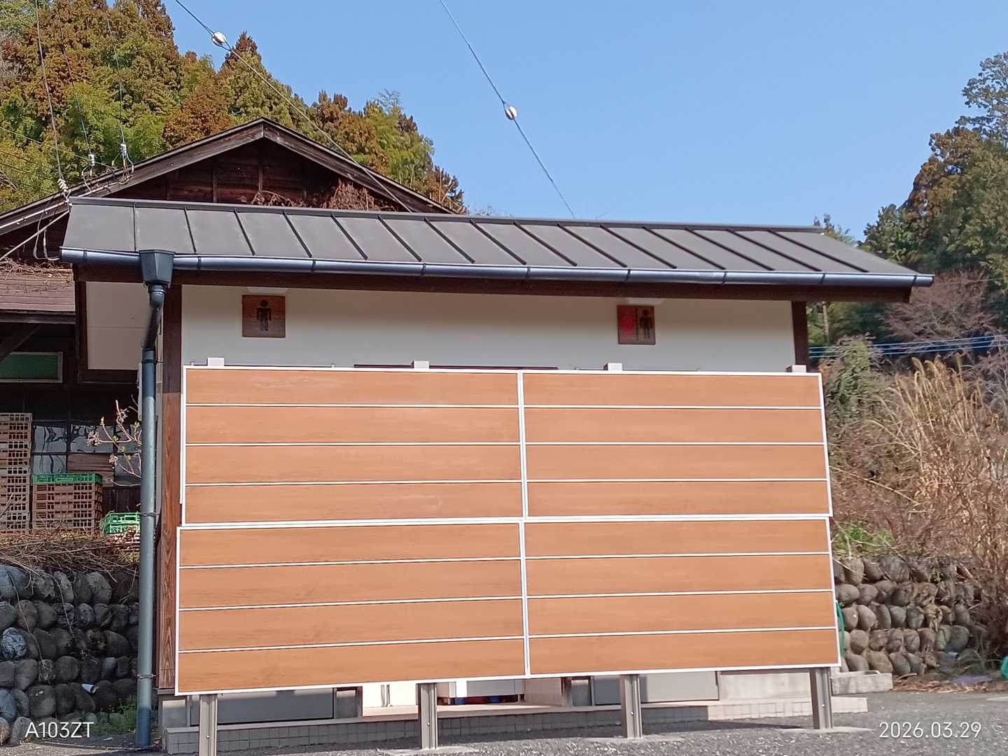 トイレ、洋式水洗紙あり温座でした。キレイです。
ここから細道に入ります。民家があり、始めは舗装道路です。