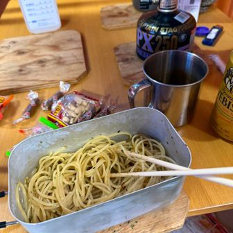 荒川小屋にて素泊り棟にて部屋の中で自炊出来ます。ビール🍺呑みながら一息