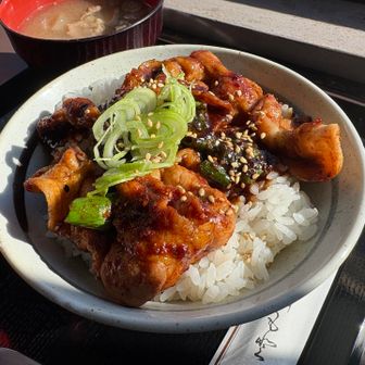 ご飯ものは10時くらいになると言われ、中で待たせてもらいました。昨年は茶屋丼食べたので今年は正丸丼。たれは茶屋丼より辛め。豚汁？ならぬもつ汁も美味しかった😊そしてここで新星現れる。