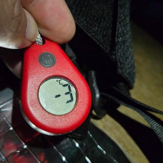 山小屋が揺れるほどの爆風。
急激に落ちてきた気温に加えて吹雪いちゃってます。

行程が長いのと､前日までの暖かさに油断して装備は正直心許ない。