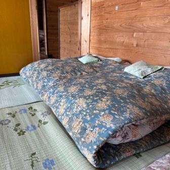 混雑時はこの布団に三人寝るらしい。。
