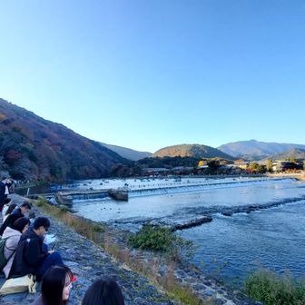 小倉山含め🍁は満開ではないと思いました
東南アジアの方々が多かった😃
ペア🚣‍♂️大繁盛してました