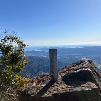 北岳から少し下がって登ればすぐに雄岳に到着。