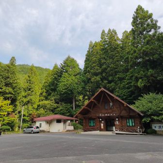 寂地峡案内所前の駐車場に一番乗り
ちょっと後に案内所の方だろうか来られて掃除などされていた