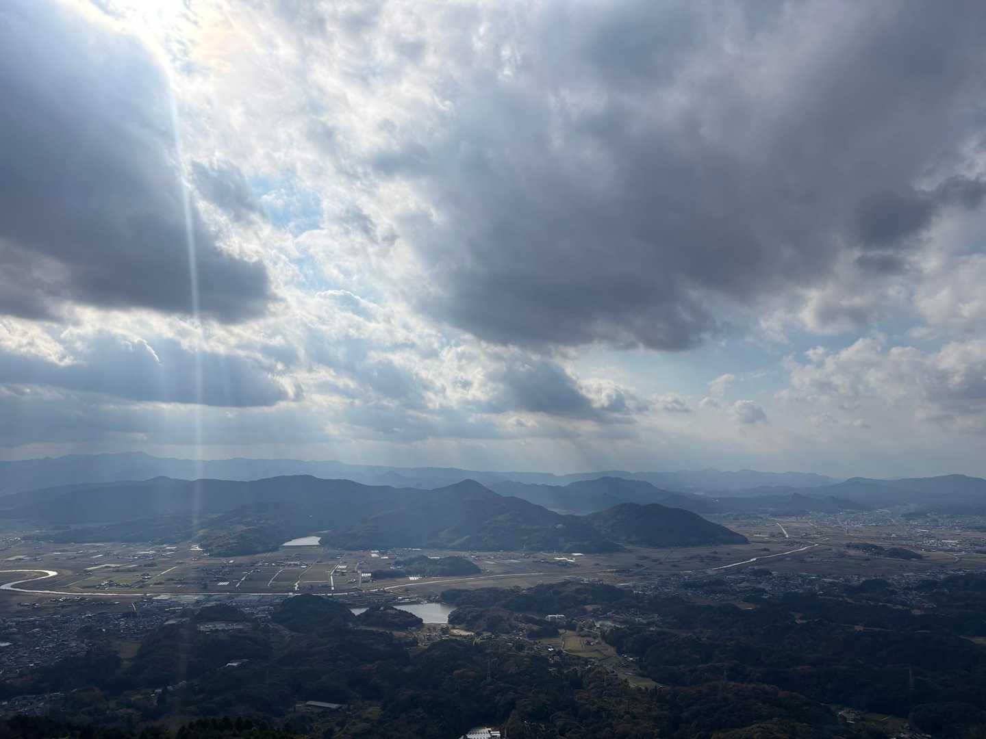 天使の梯子？雲の間から光がたくさん