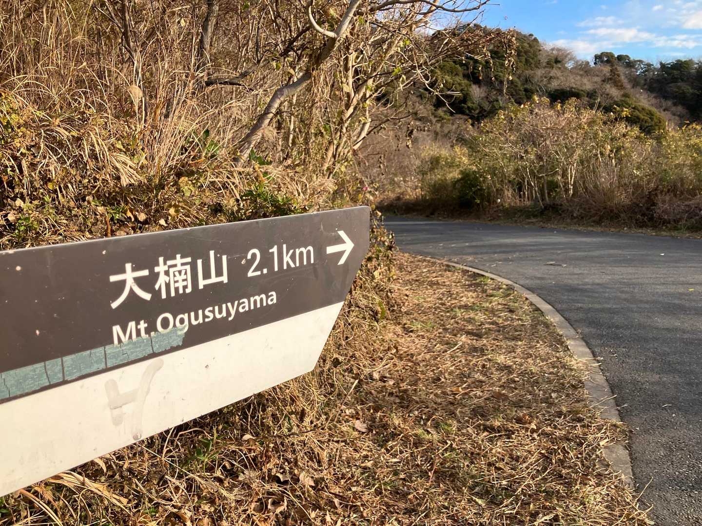 しばらくアスファルト道を歩いていきます