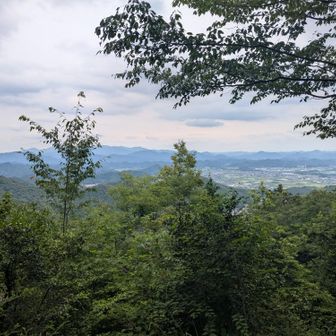 白山展望地
思ったより山並みは見えたが、御嶽山は観えず
百々ヶ峰から舗装路に下りてポールは仕舞ってます
