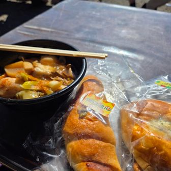 『道の駅どんぐりの里いなぶ』の『どんぐりベーカリー』で買ってきた米粉パンでランチタイム😋🍴