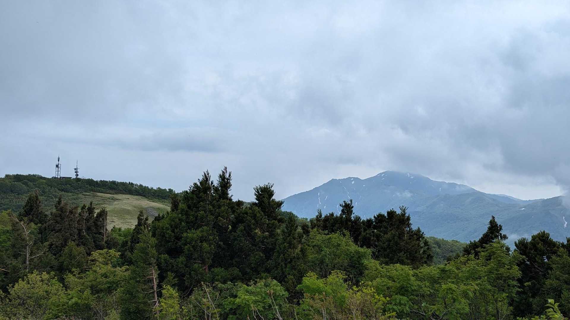 歩いてきた道を振り返えると
塔みたいなものが建ってるところがドンデン小屋、
右の山は金北山です。

翌日もドンデン小屋は塔が建ってるとこね！って目印になりました。