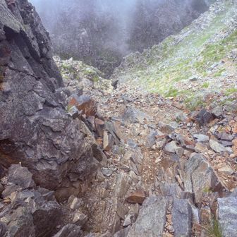 間ノ岳直後のガレ場下り、この手前で一瞬ルートを見失う、