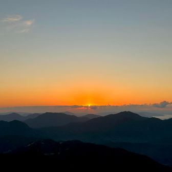 雲の上から四分遅れてご来光🌅