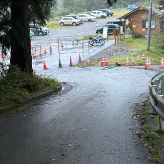 車で道幅が狭く長ーい林道を心細くなりながら、登り切り、ようやく辿り着いた登山口。

帰宅時に、左側の道路から登ってくれば、普通の舗装路で来れることを知った。ナビはなぜその道を案内してくれなかったのか？
