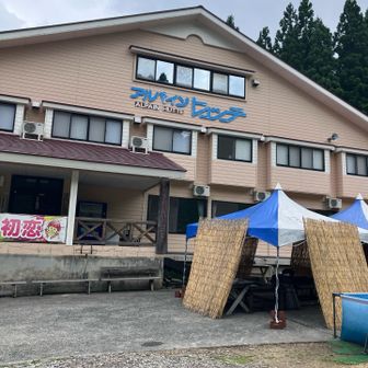 ルートから少しだけ外れてゲレンデ下にあるヒュッテ🛖　入り口前の自販機でドリンク購入しヒュッテ前で休憩させてもらいました。
先日ここを歩かれためいじんさんのレポを参考にさせてもらいました！ありがとうございます😊