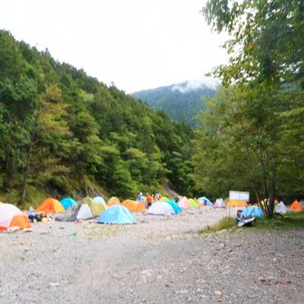 帰りのバス
13:10の次は15:00
最終バスが16:00です。
臨時便出してるって言ってたけど
1時間待ちかな〜🚌💨
と歩いてたらバス停にバスが停まってる！
最後の足を振り絞ってダッシュしましたが
目の前でドアが閉まる😭プシュー…
すみません(;_;)もう乗れませんか？！と鼻水垂らして声を掛けたら「おう乗ってきな😎」