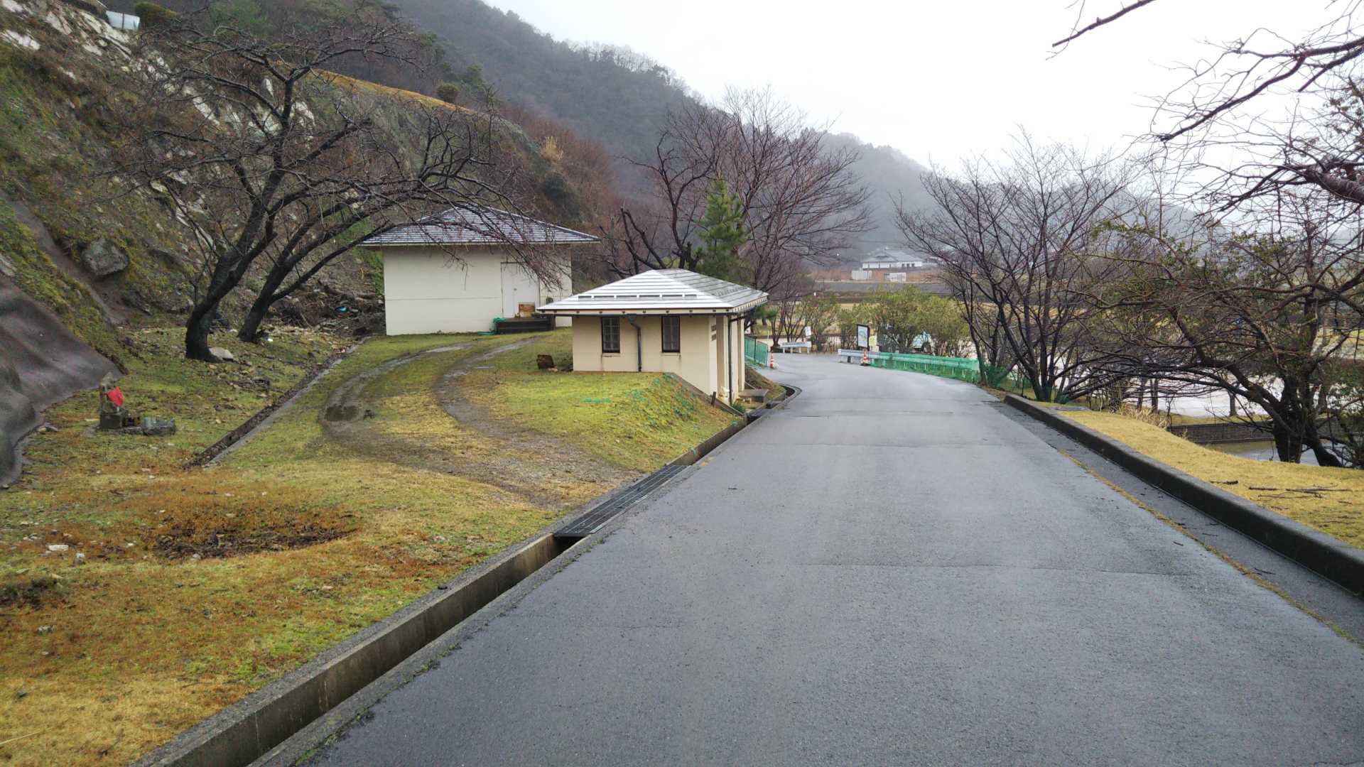 白馬公園にはトイレも設置されています。