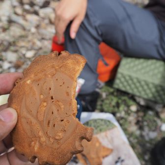 餅粉が入っているので、いわゆるクッキーよりもバター感が抑えられて、カリッ、パリッとしており、クッキーのような細かく粉状にポロポロと落ちる事も無いです。口溶けは良いです！

クッキーのいわゆる「ミルク、卵、バター、小麦粉」の味はしっかりしておりますが脂控めな感じです✨

おいしい～🎶コーヒーに合います😋

◇山親爺のＣＭ😝
https://www.youtube.com/watch?v=5mJ3nAYUGRQ