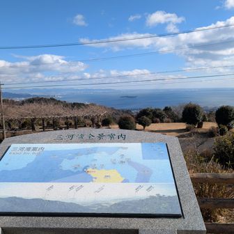 見晴らし台からの三河湾の眺め
見晴らし台の目の前に電線がある···
何だか非常に残念感が出てくる
この電線のせいか、誰もこの見晴らし台に人がいない