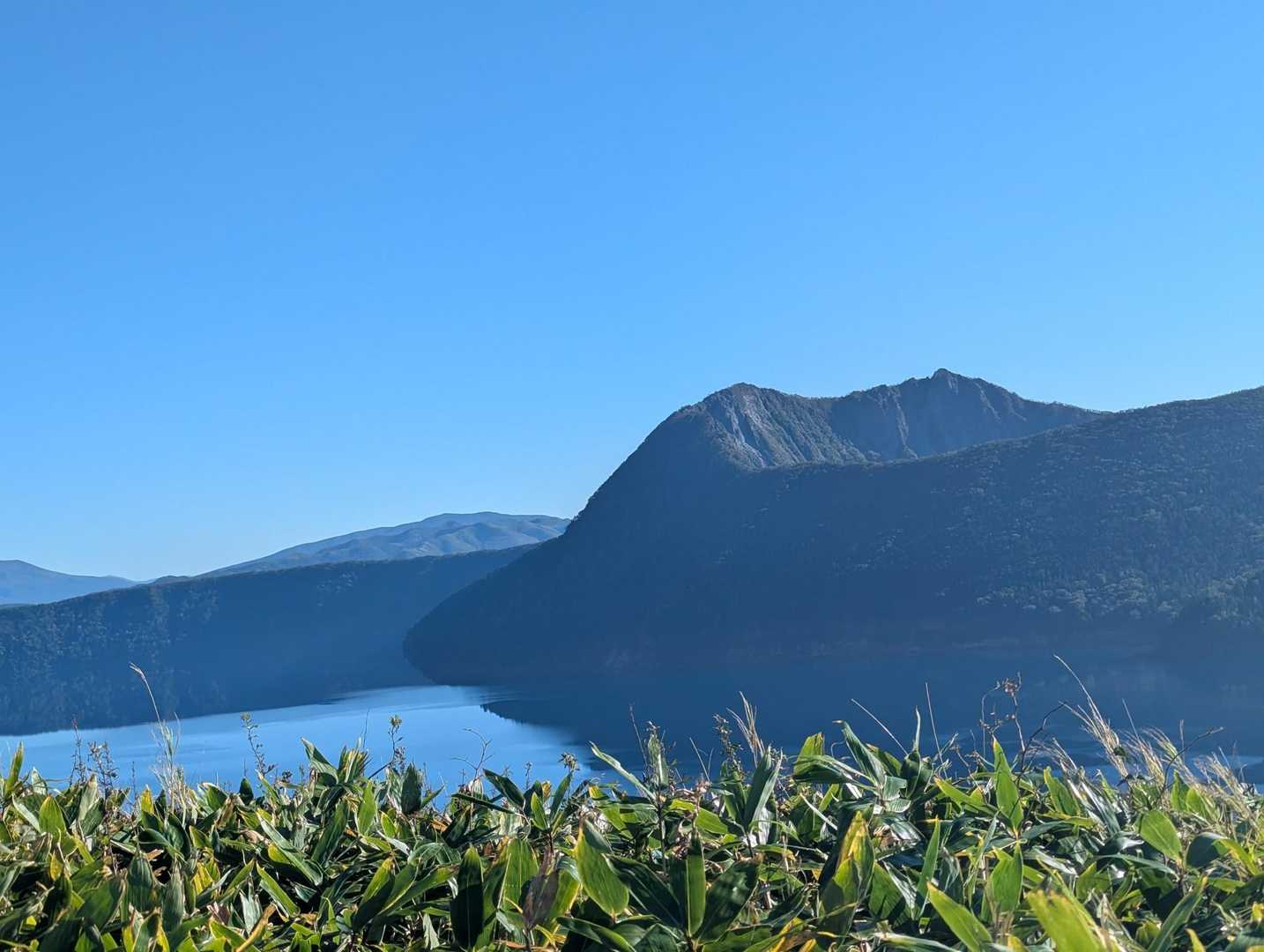 登山口付近からの摩周岳、目指すのはあの右側のトンガリ