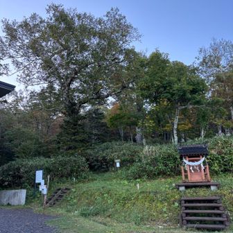 この時期トイレは閉鎖されてました。熊鈴鳴らし、熊撃退スプレーを持って出発です。