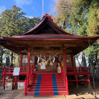 鮮やかな色の神社があって