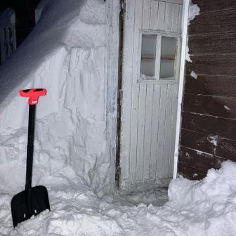 綺麗に除雪完了🫡
十勝岳避難小屋は中も綺麗でした
