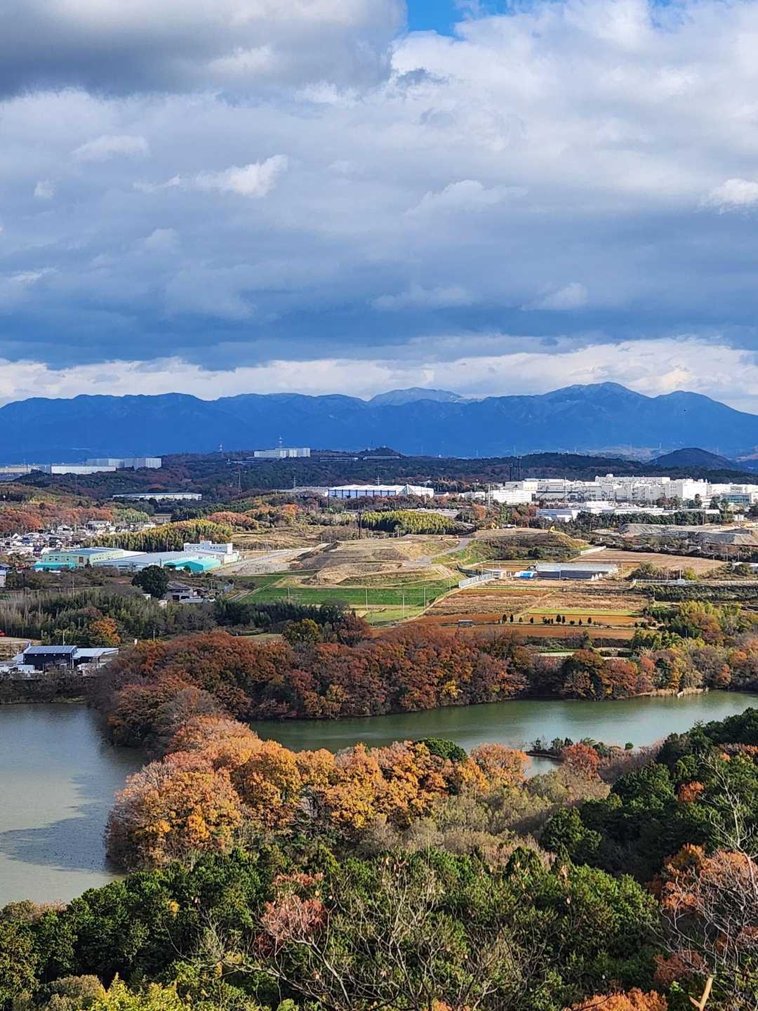 途中に眺望ポイントあります。
少し白くなった綿向山、雨乞岳。