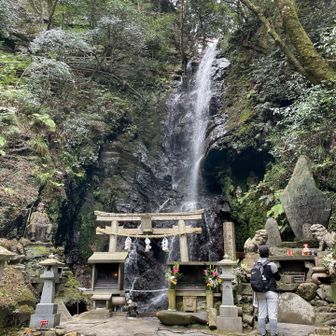 滝が八大龍王社の御神体なんやろね。
滝に向かって右手には不動明王が立っておられて左には役行者（えんのぎょうじゃ）がおられます。