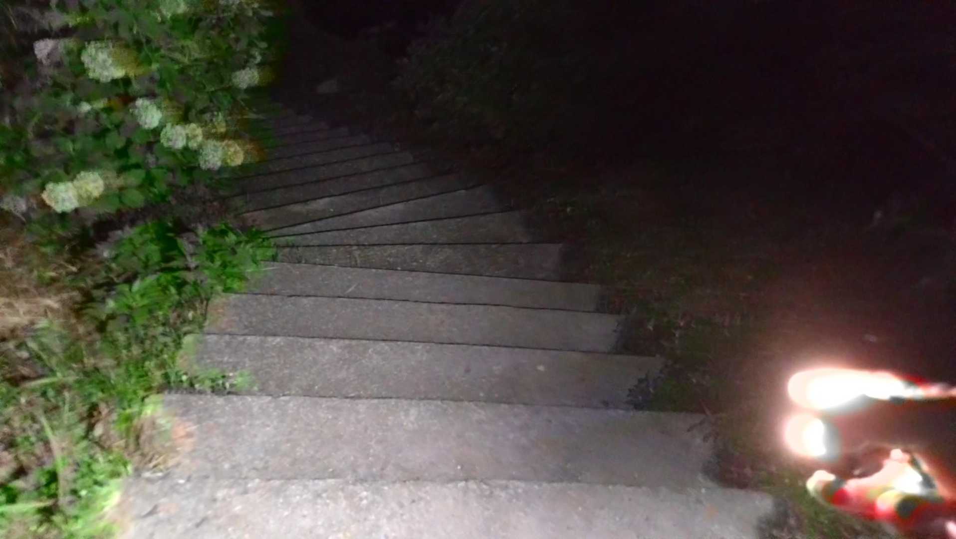 暗いのでライト