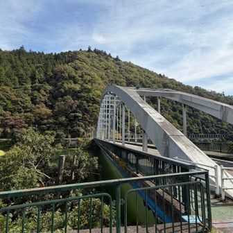 現在の京都嵐山と渡月橋の関係を思うと、「嵐山」と呼ぶには橋の存在は重要なポイントな気がします。

ただ相模湖大橋はダム建設の際に架けられたもの。はたしてそれ以前にこの辺りに橋があったのだろうか、、、

私はなかったと考えています。なぜなら水没した勝瀬集落は渡し舟でも栄えていたそうなので。