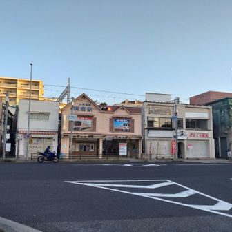山側を向くと　すぐに山陽電鉄須磨駅。
駅というか店舗　地方電鉄　ぃぃね。