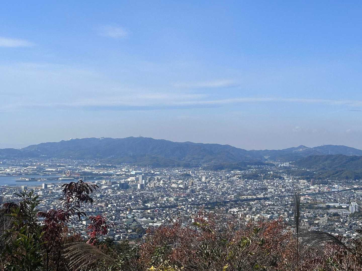 潮見展望台とは違って、三ヶ根山方面が見えるよ👀