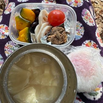 風の吹かない場所で昼食🍙