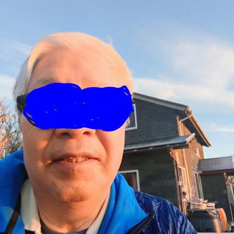 朝日を浴びて小屋と記念撮影