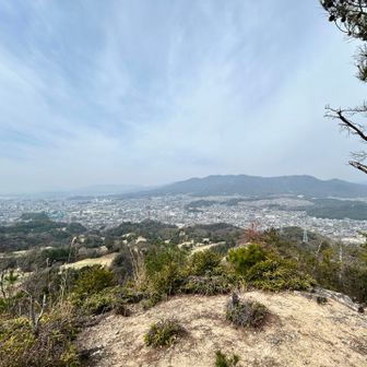 今日目指すは、あの⛰️（極楽寺山）かな