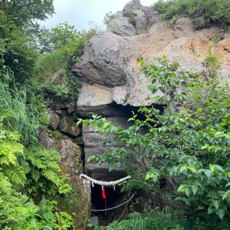 山頂直下の祠