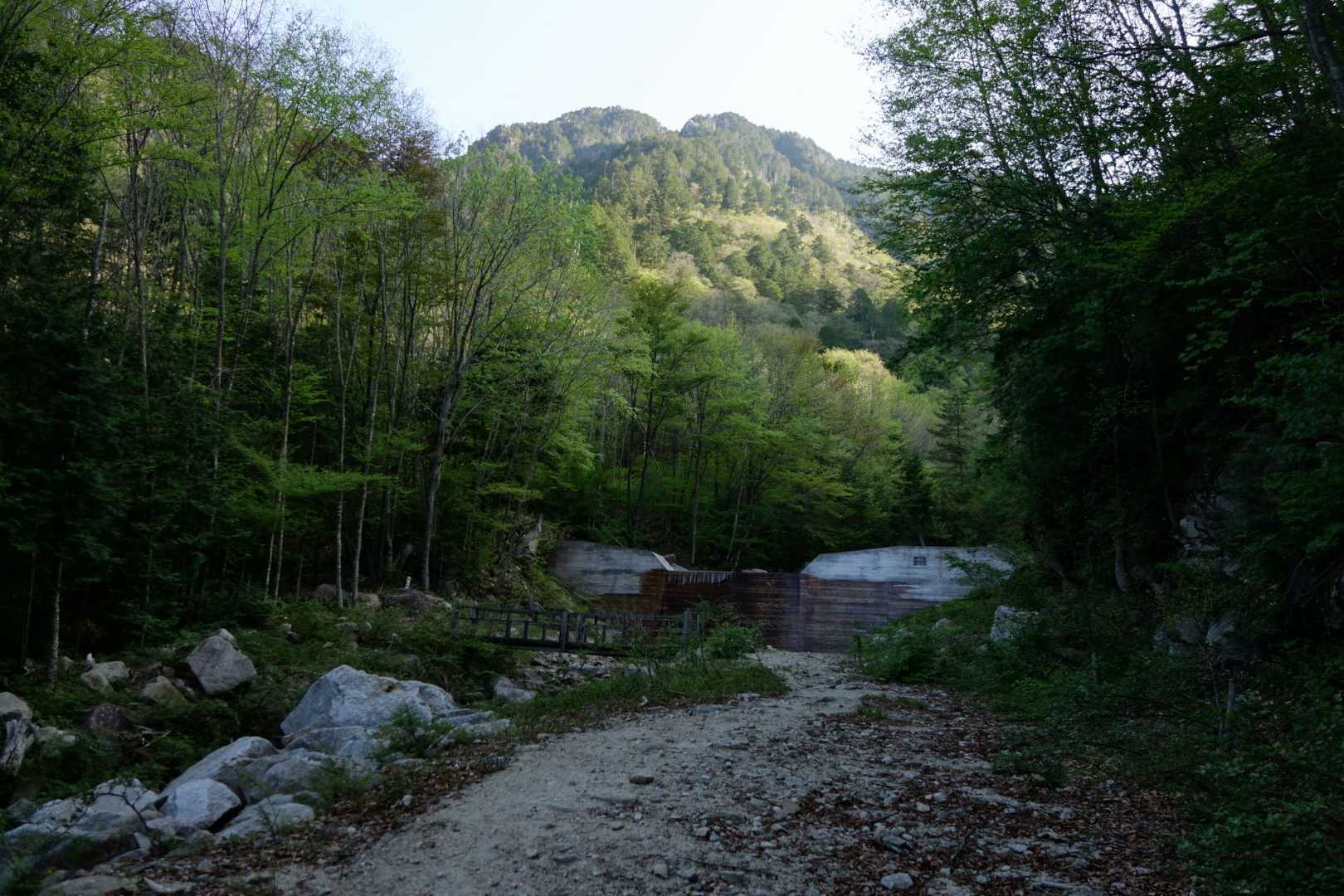 橋を渡って登っていきました。奥に南木曽岳が見えています。