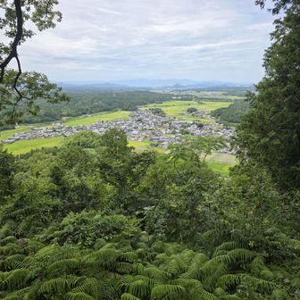 集落が下に小さく見える