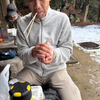 おにぎりの形が潰れてて、にぎり直すナオキさん