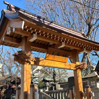 本日の本命、待乳山聖天へ！
ここもパワースポット！
大根をお供えするんです！

待乳山聖天の境内には、大根と巾着の印が至る所にあります。これらはご利益を象徴しており、大根は次のような功徳を表します。
身体健全、良縁成就、夫婦和合、子孫繁栄、一家の和合（HPより）

しっかりお参りしました！

グレーピーク🩶待乳山