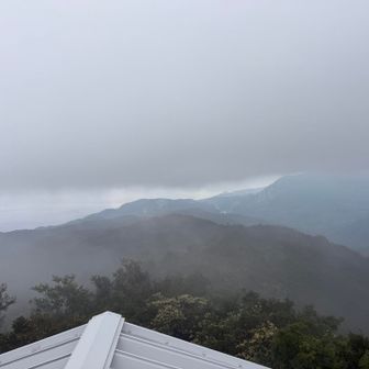 登る