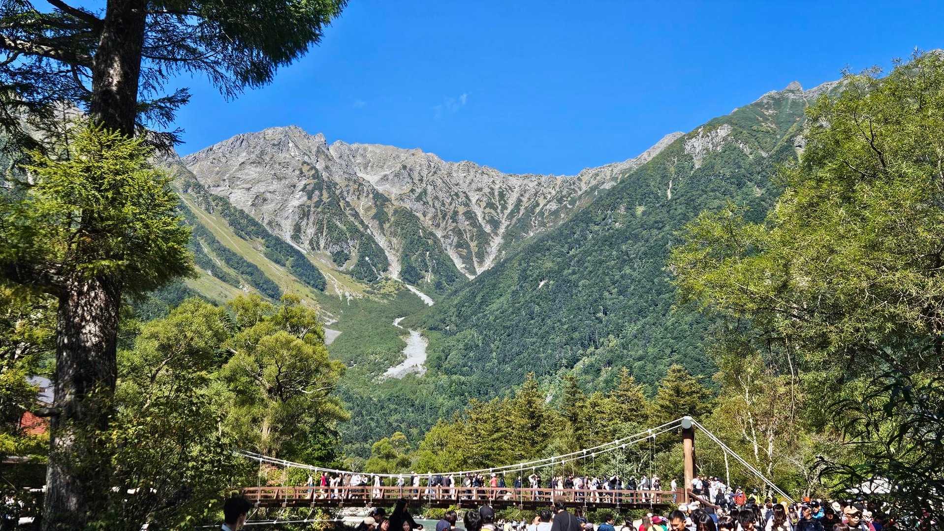 ふたたび河童橋到着
朝よりにぎわってます🙌

天気にも恵まれ絶景を楽しみ
大好きな友達と最高なハイクとなりました✨
今度は春に訪れたいな😊